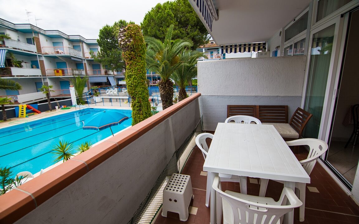 terrazzo vista piscina appartamento in affitto estivo al Seaside San Benedetto del Tronto